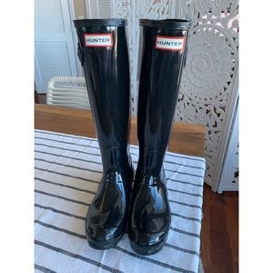 MOVING SALE: Tall Hunter Black Gloss Boots Worn Once Size 6